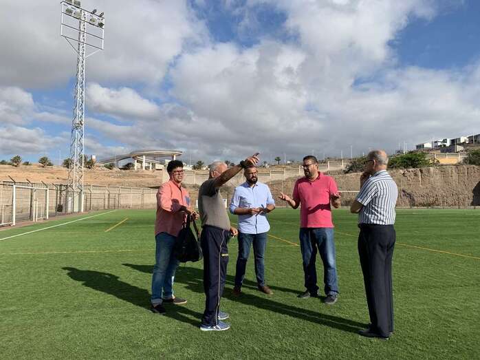 Los ediles Diego Ojeda y Jonay López, este martes en la instalación deportiva de Melenara (Foto TA)